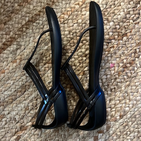 CROCS Women's Sleek Black Sandals - Picture 4 of 4